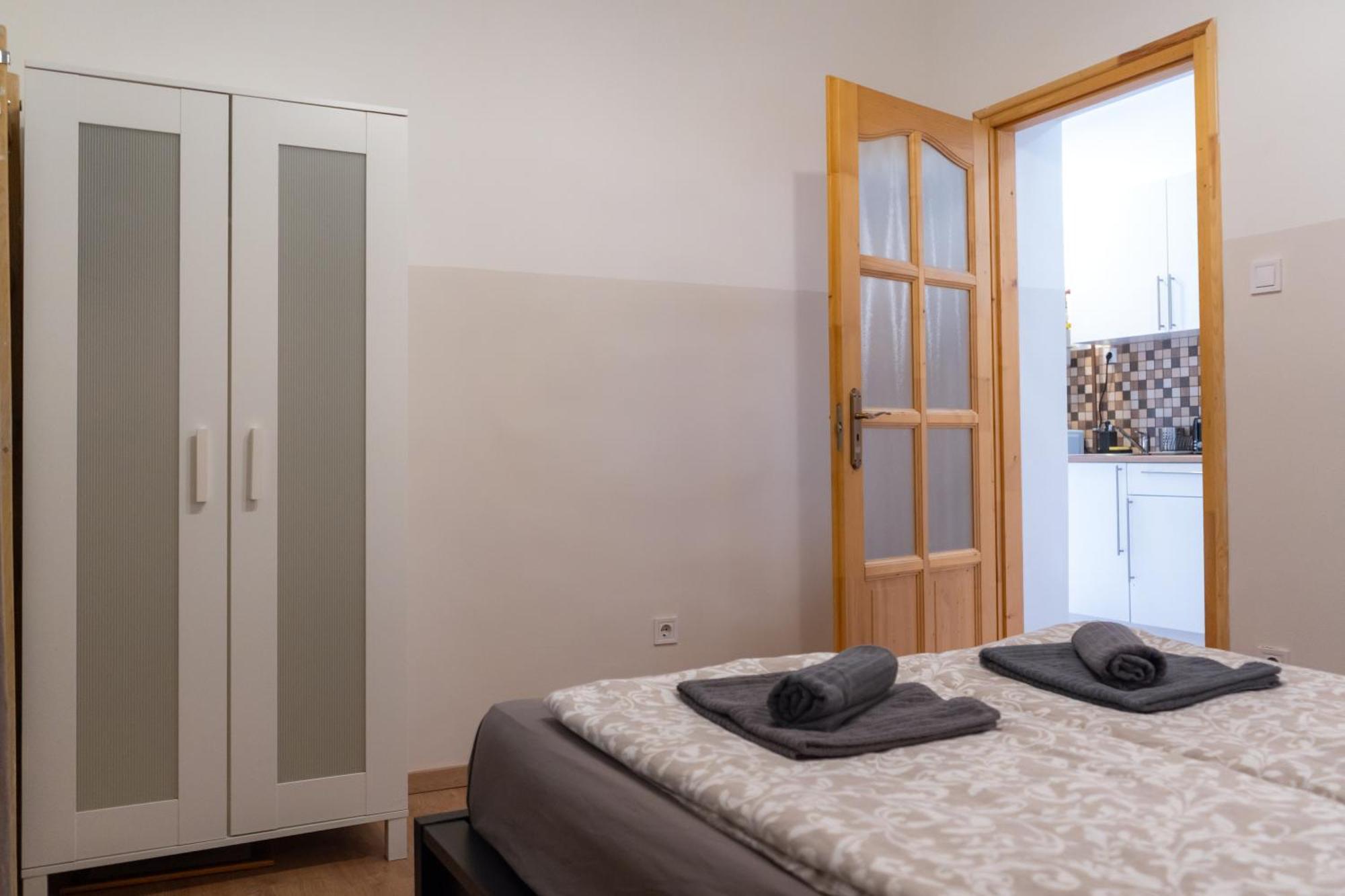 Cozy Apartment In Akacfa Street Budapest Esterno foto
