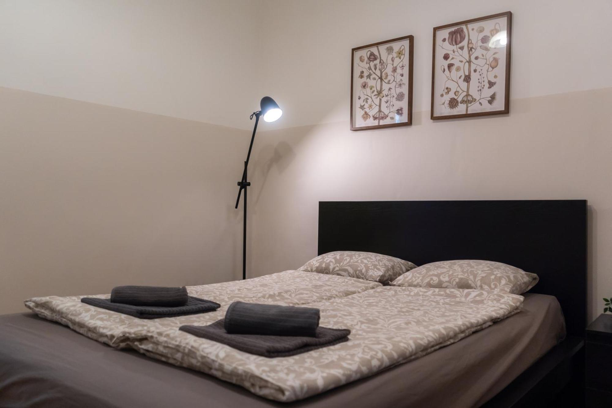Cozy Apartment In Akacfa Street Budapest Esterno foto