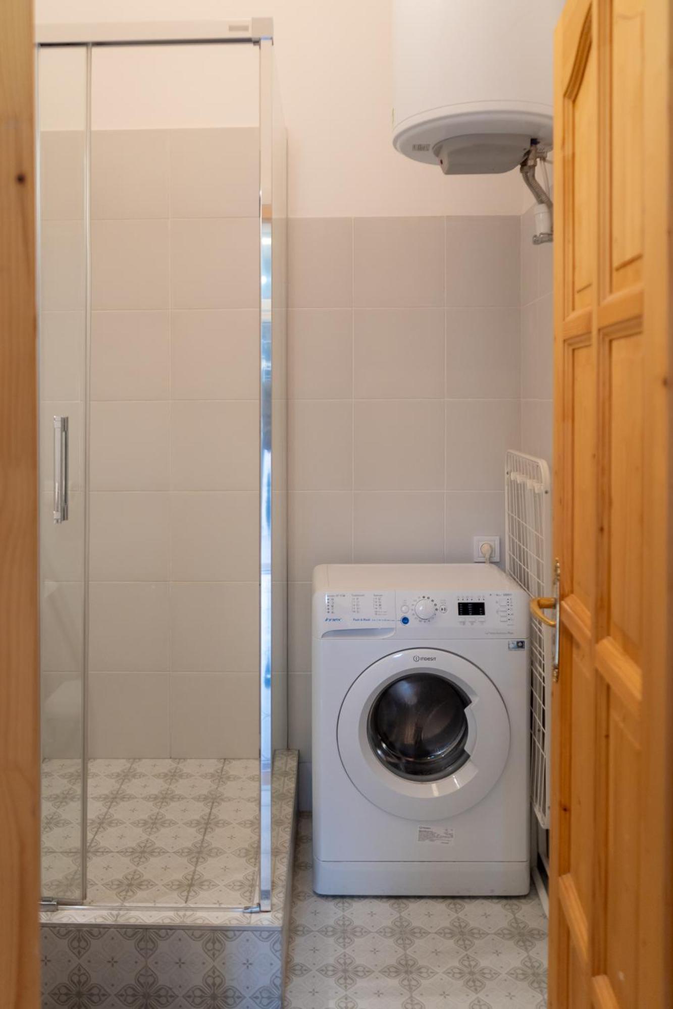 Cozy Apartment In Akacfa Street Budapest Esterno foto