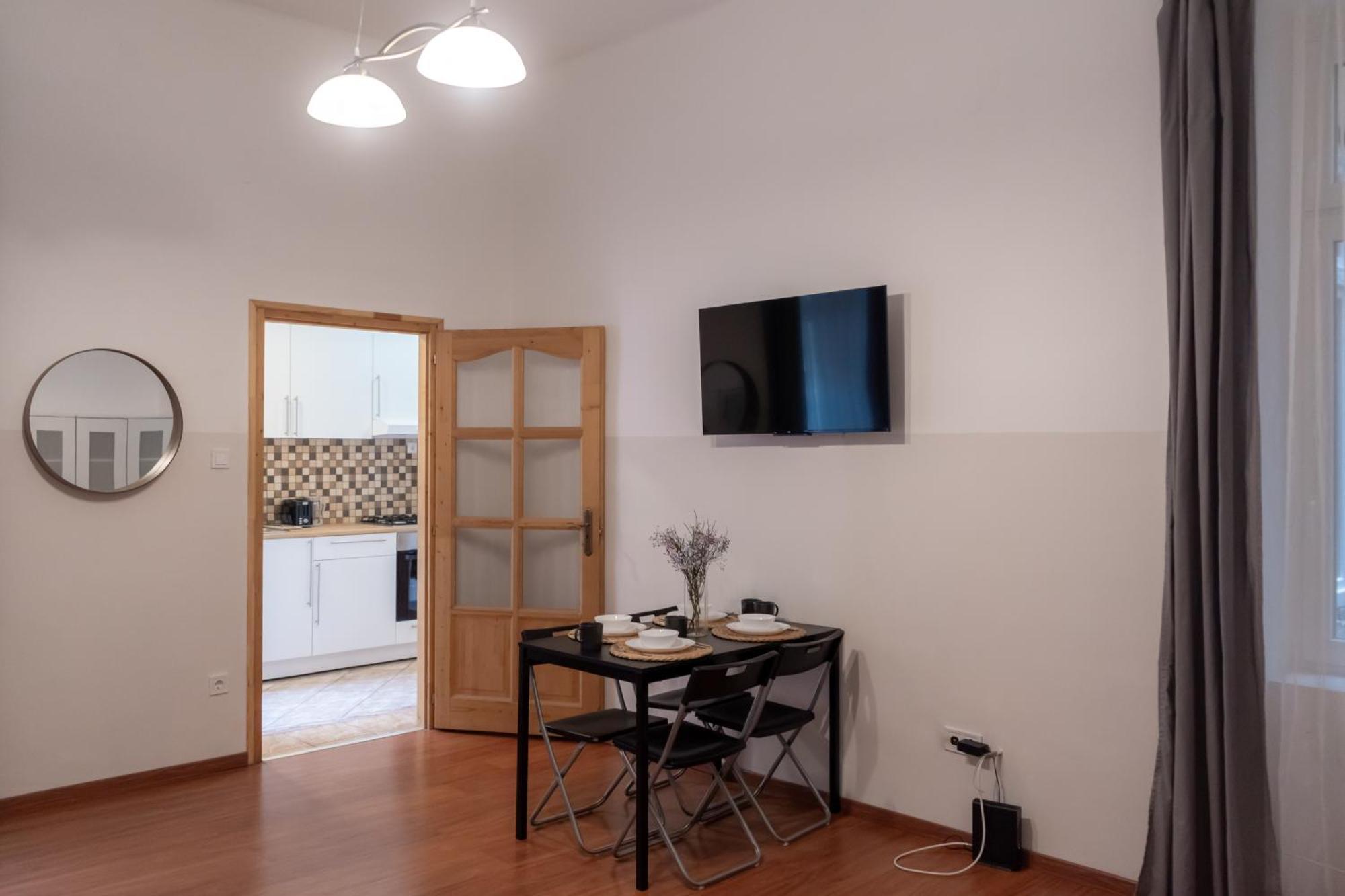 Cozy Apartment In Akacfa Street Budapest Esterno foto