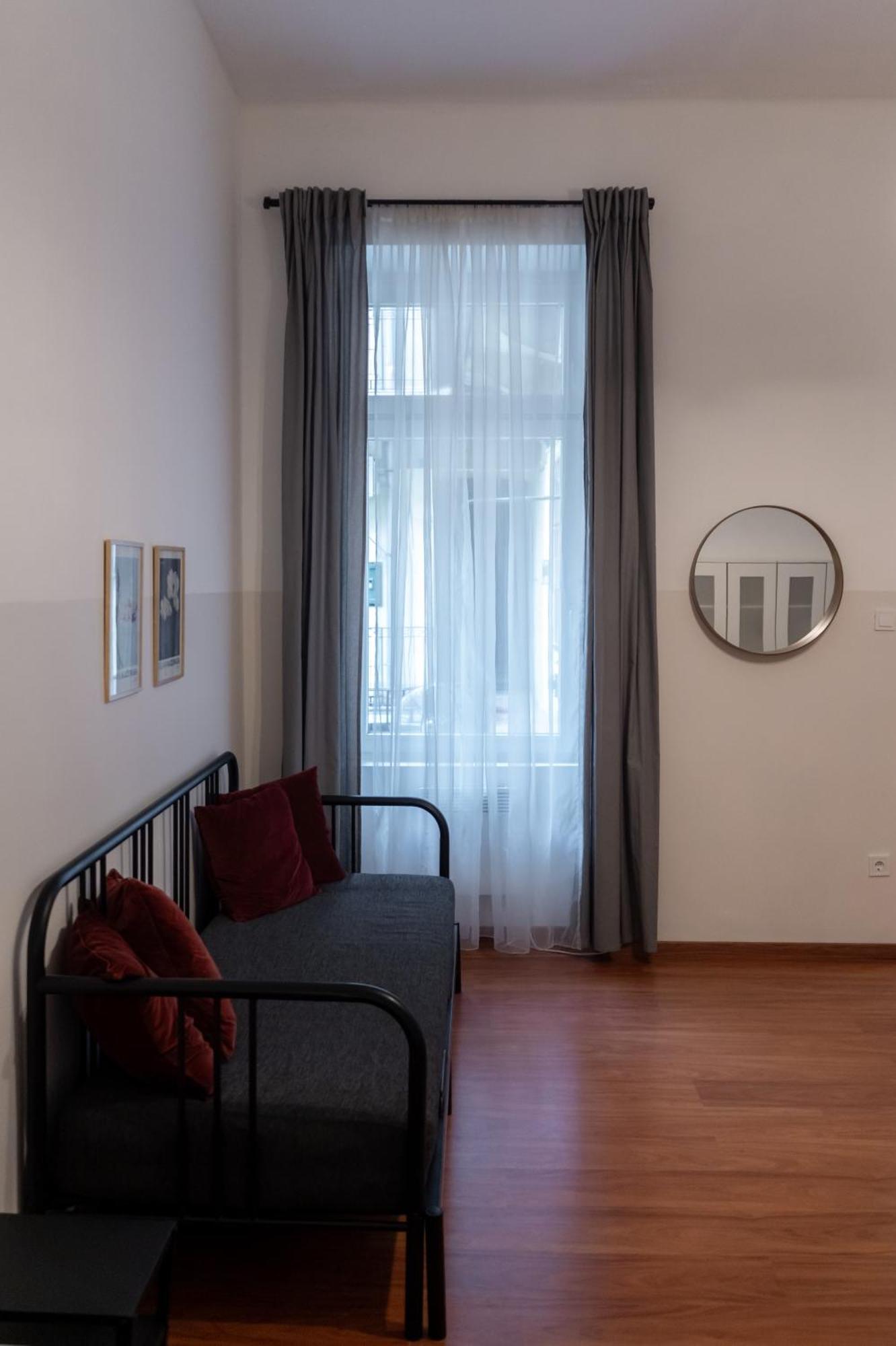 Cozy Apartment In Akacfa Street Budapest Esterno foto