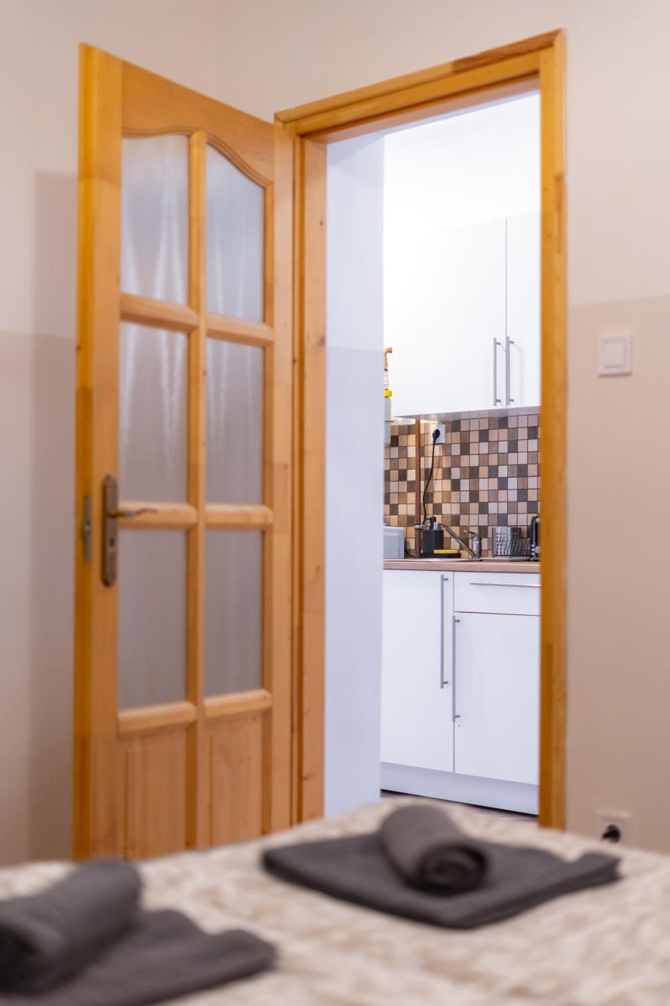 Cozy Apartment In Akacfa Street Budapest Esterno foto