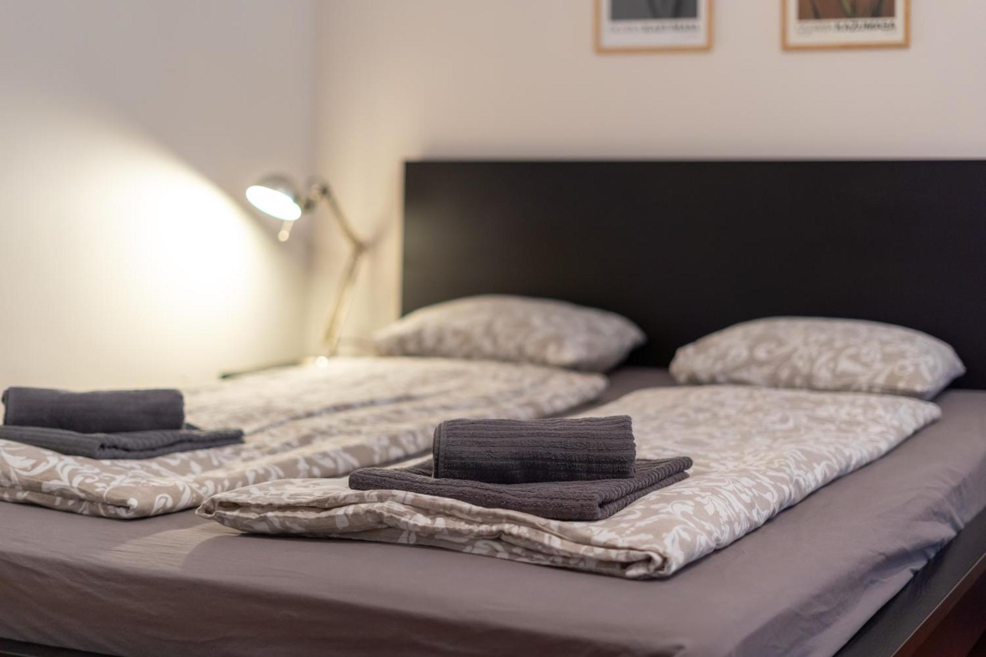 Cozy Apartment In Akacfa Street Budapest Esterno foto